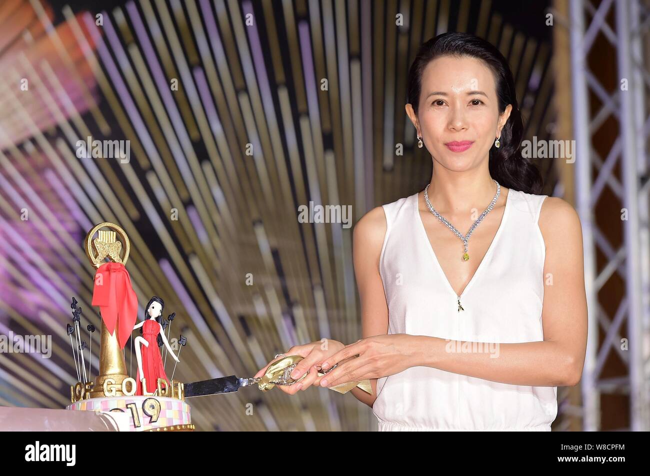 Hong Kong Sängerin und Schauspielerin Karen Mok stellt während einer Pressekonferenz für ihr Konzert Tour in Hong Kong, China, 2. Juni 2015. Stockfoto