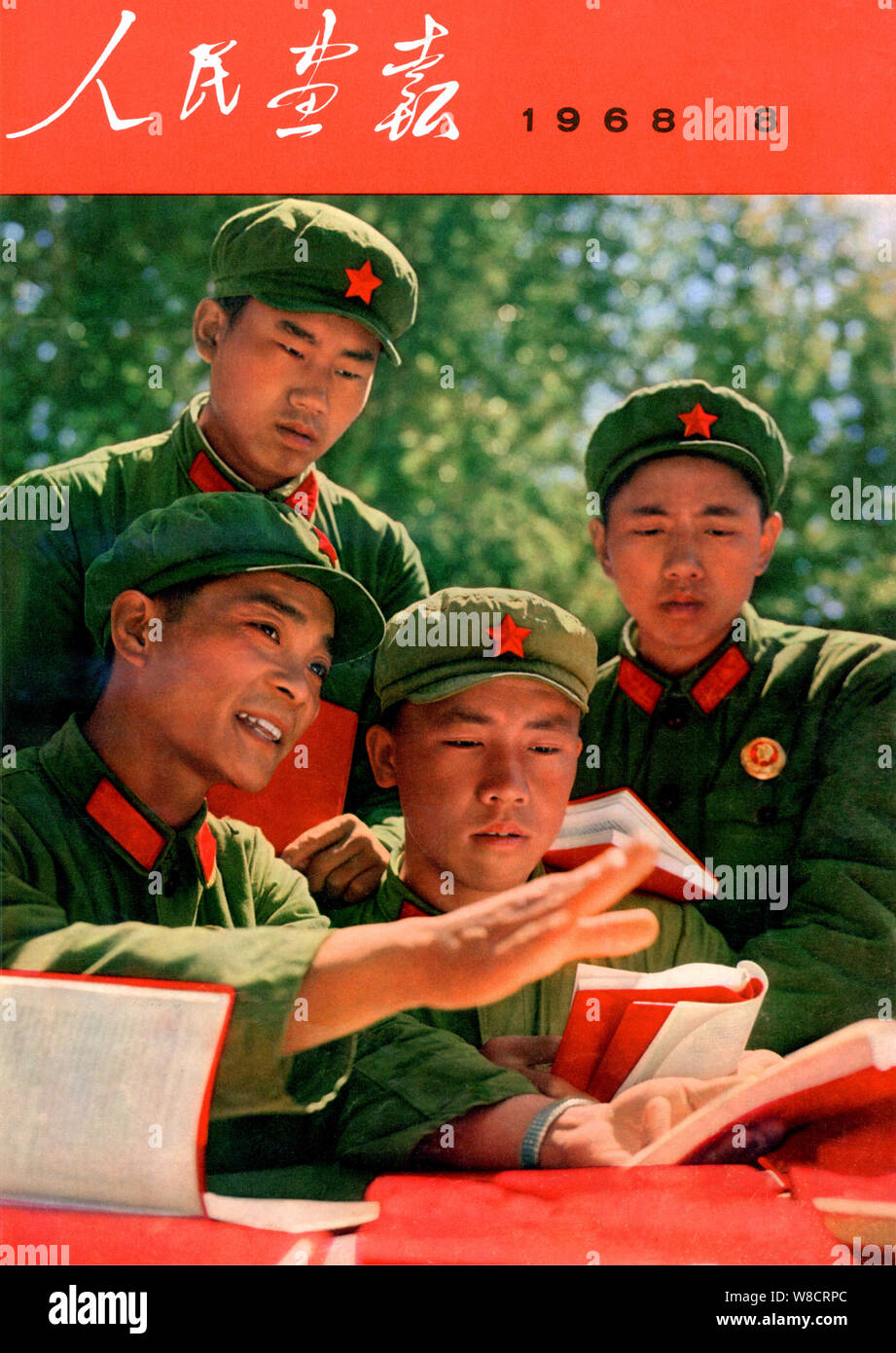 Diese Abdeckung der China Bildmaterial 8. Emission in 1968 chinesische Soldaten das Studium der Werke des Vorsitzenden Mao Zedong. Stockfoto