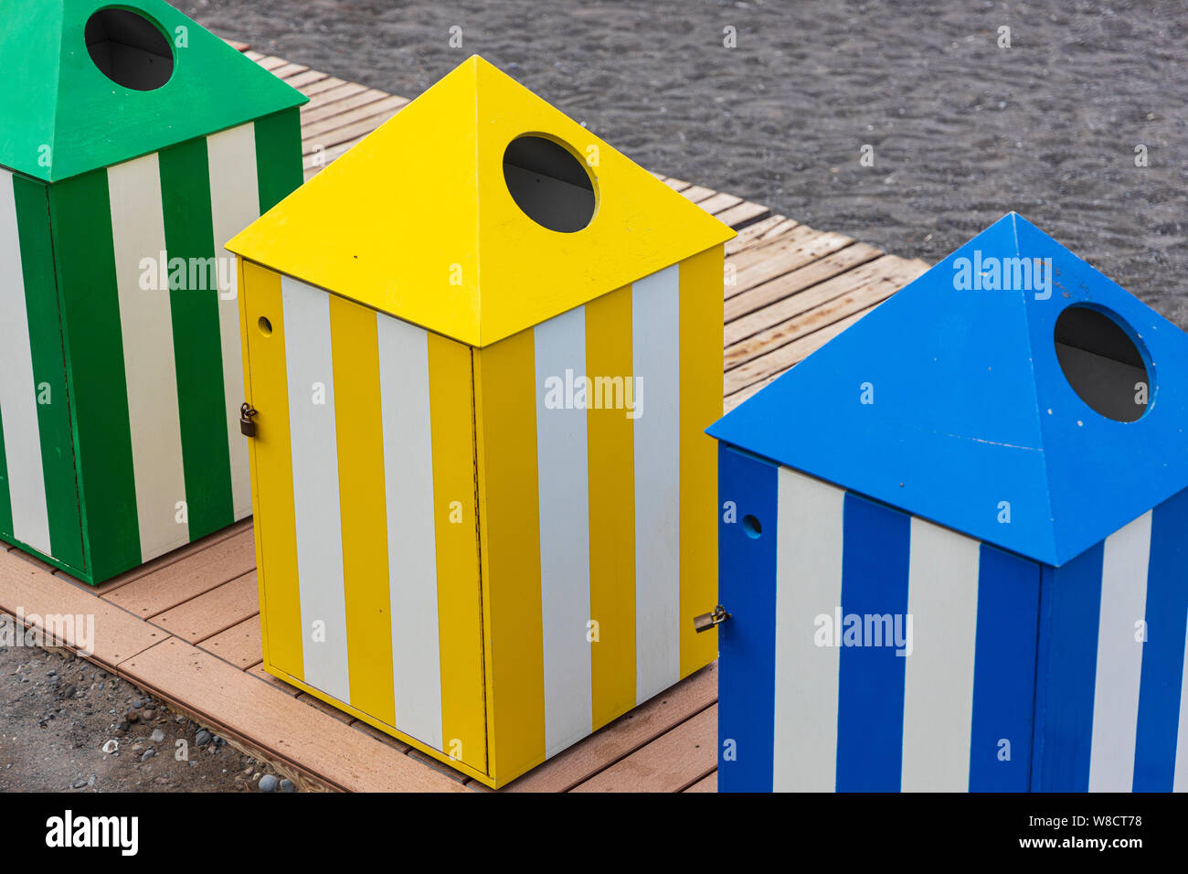 Farbige recycling Mülleimer am Strand für das Sammeln und trennen Sich weigern, Playa San Juan, Teneriffa, Kanarische Inseln, Spanien Stockfoto