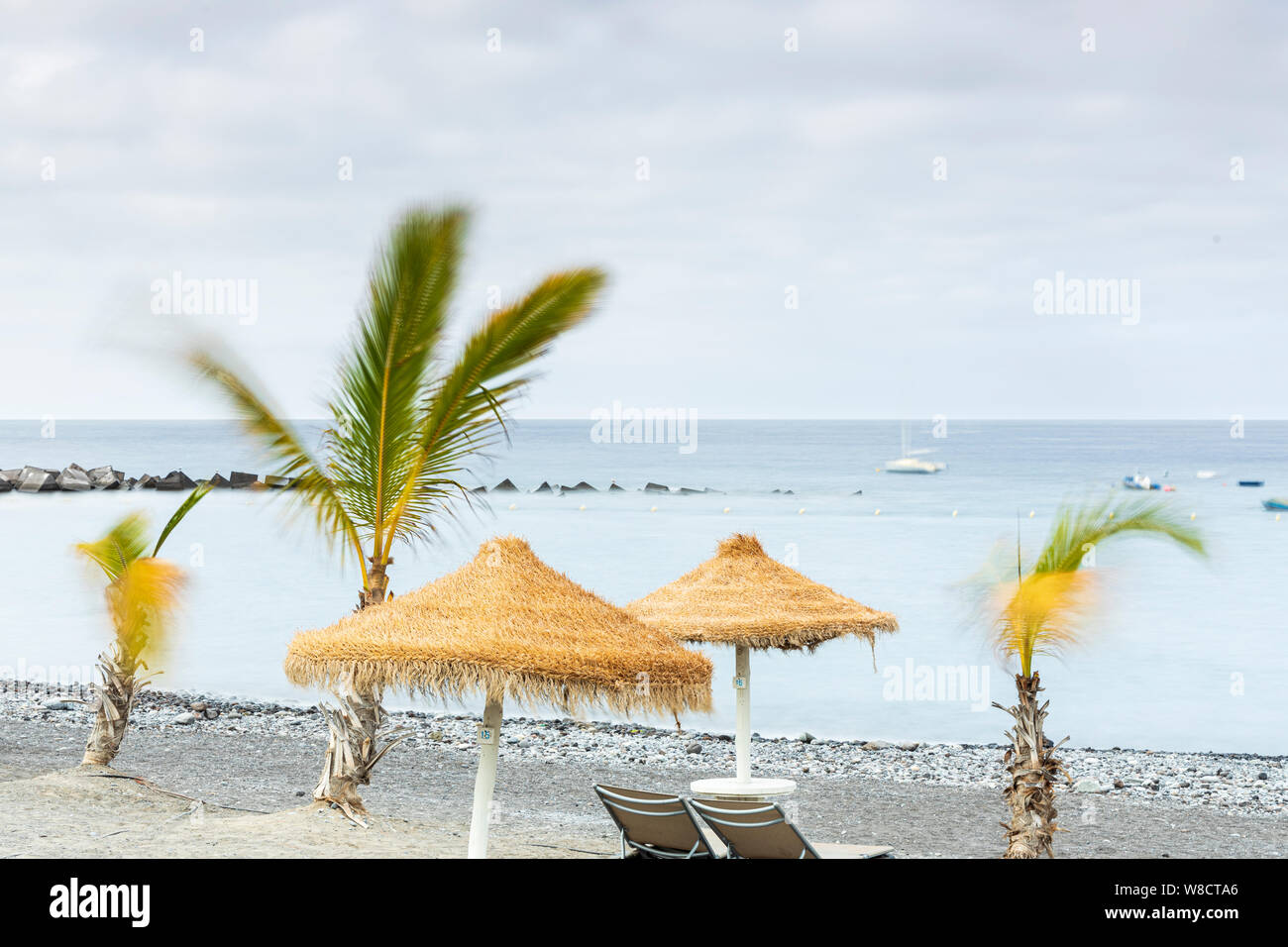 Gewebter Teppich Sonnenschirme aus organischen Materialien, Playa San Juan, Teneriffa, Kanarische Inseln, Spanien Stockfoto