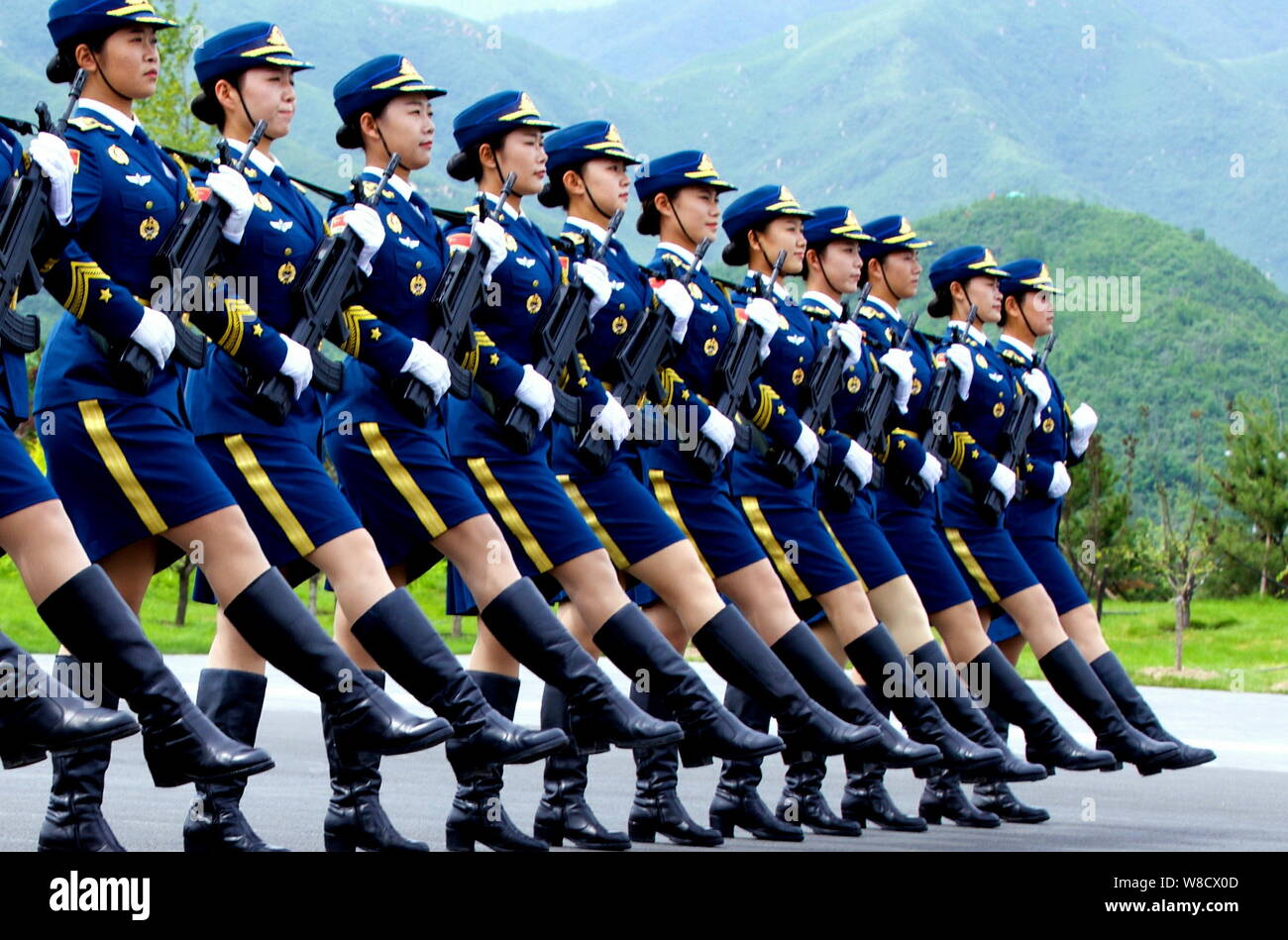 ------ Chinesische Ehrengarde der PLA (Volksbefreiungsarmee) Praxis gans Schritte während einer Schulung für den bevorstehenden militärischen Pa Stockfoto