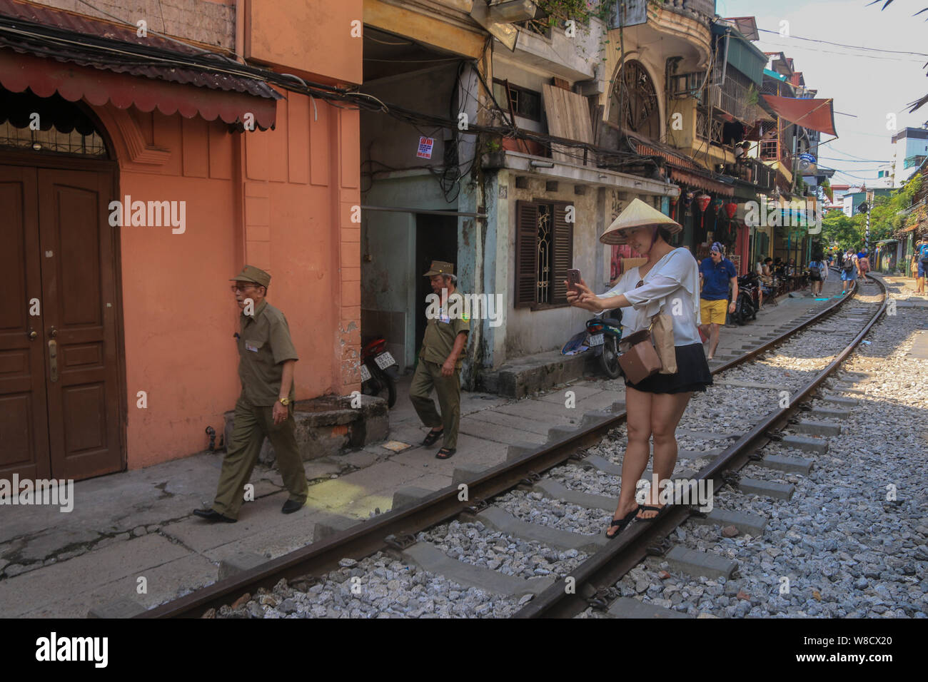 Hanoi Vietnam 09. 08.2019. Hanoi Bahnhof Straße Die Straße ist so eng, dass sich alle Bewohner ihre Fahrräder und wertvollen persönlichen Sachen müssen sicherstellen, sowie Ihre roaming Kinder, alle sind sicher im Haus, bevor der Zug fährt heute eine blühende Cafe Kultur sprießen rund um für touristische Hanoi besuchen. Paul Quezada-Neiman/Alamy leben Nachrichten Stockfoto