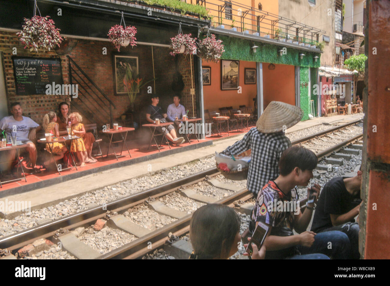 Hanoi Vietnam 09. 08.2019. Hanoi Bahnhof Straße Die Straße ist so eng, dass sich alle Bewohner ihre Fahrräder und wertvollen persönlichen Sachen müssen sicherstellen, sowie Ihre roaming Kinder, alle sind sicher im Haus, bevor der Zug fährt heute eine blühende Cafe Kultur sprießen rund um für touristische Hanoi besuchen. Paul Quezada-Neiman/Alamy leben Nachrichten Stockfoto