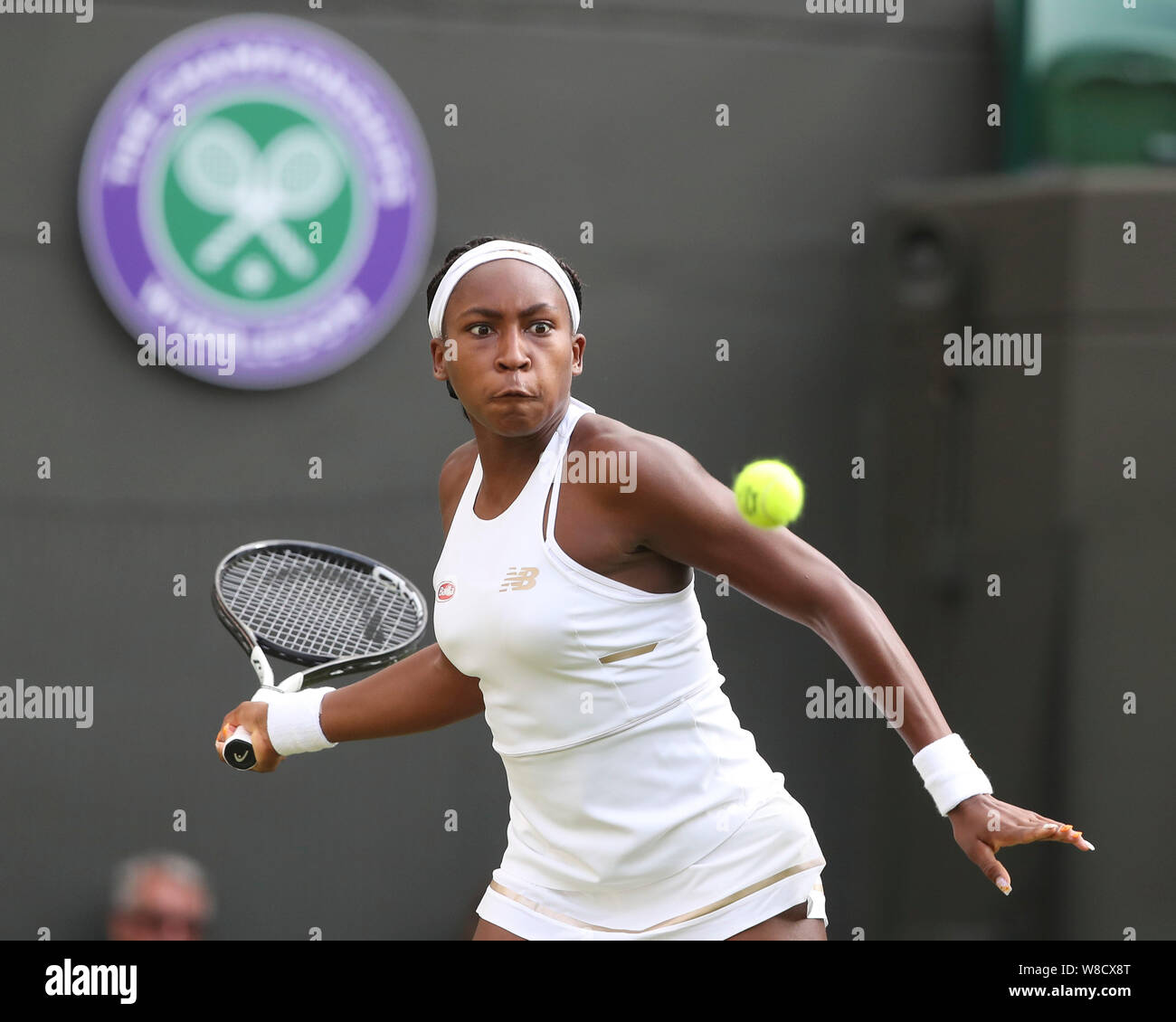 Amerikanische Tennisspieler Cori Gauff spielen Vorhand Schuß während 2019 Wimbledon Championships, London, England, Vereinigtes Königreich Stockfoto