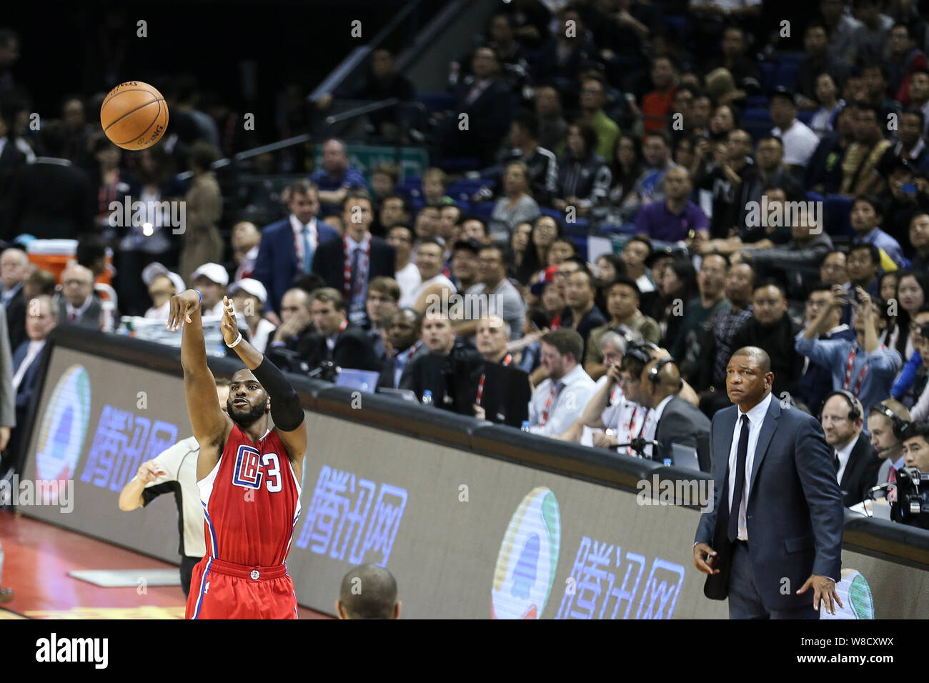 Chris Paul der Los Angeles Clippers spielt einen Schuß gegen Charlotte Hornets in einem Basketballturnier während der NBA Global Games in Shanghai, China, 14. Okt. Stockfoto
