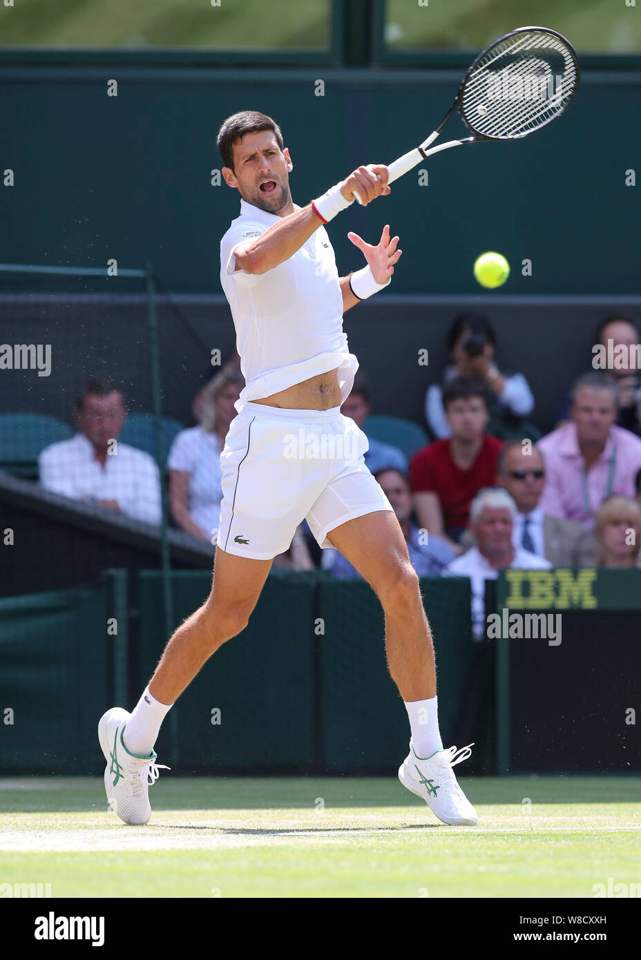 Serbischen Tennisspieler Novak Djokovic spielen Vorhand Schuß während 2019 Wimbledon Championships, London, England, Vereinigtes Königreich Stockfoto