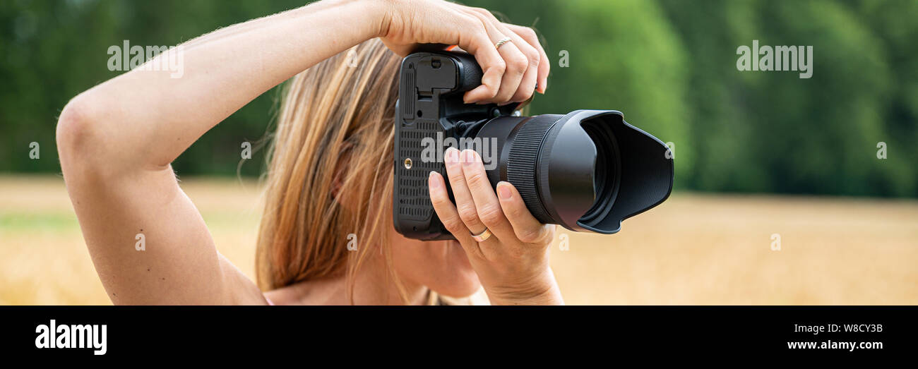 In der breiten Ansicht Bild von professionellen Fotografen die Bilder in der Natur. Stockfoto