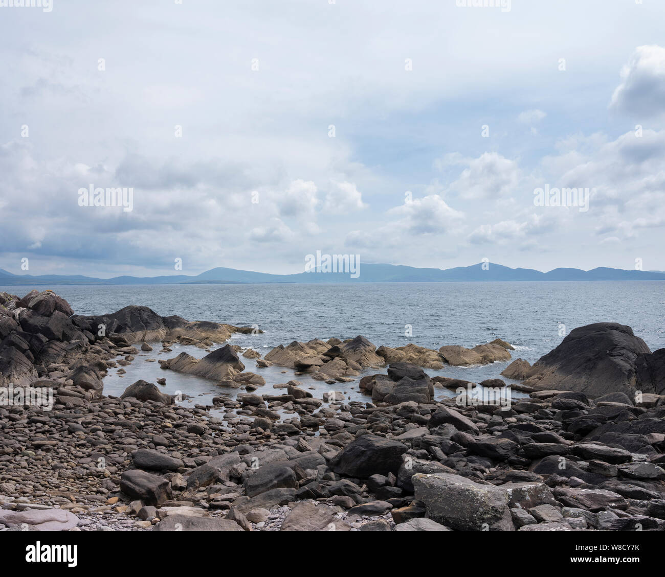 Die Felsen an der Küste des Kerry im Westen Irlands mit beara im Hintergrund Stockfoto