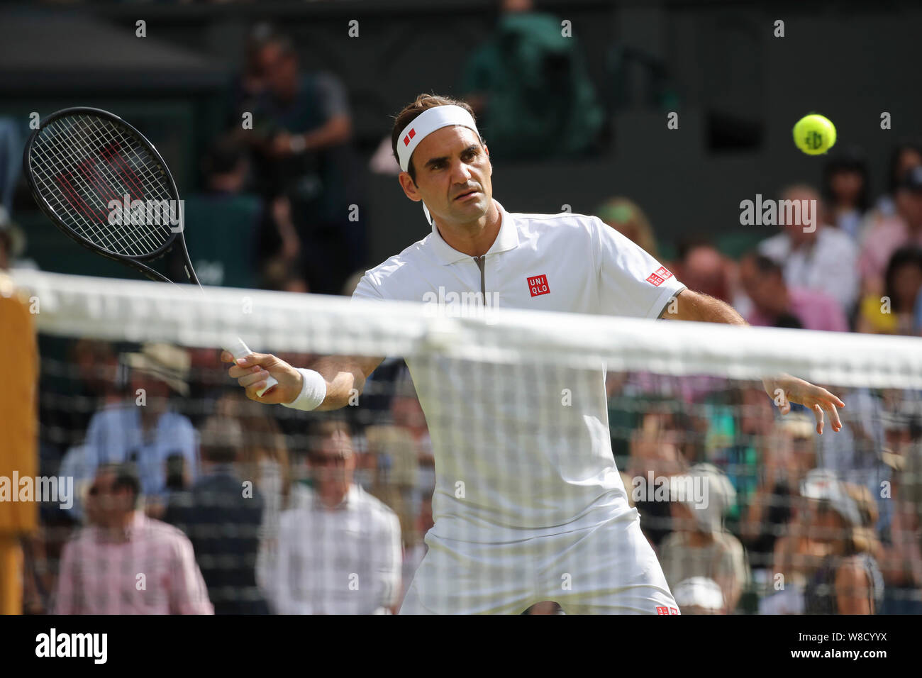 Schweizer Tennisspieler Roger Federer spielen Vorhand volley während 2019 Wimbledon Championships, London, England, Vereinigtes Königreich Stockfoto