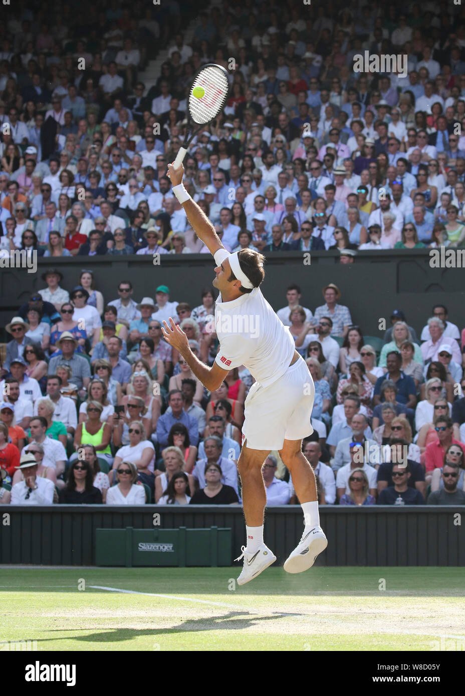 Schweizer Tennisspieler Roger Federer spielen Service Schuß während 2019 Wimbledon Championships, London, England, Vereinigtes Königreich Stockfoto