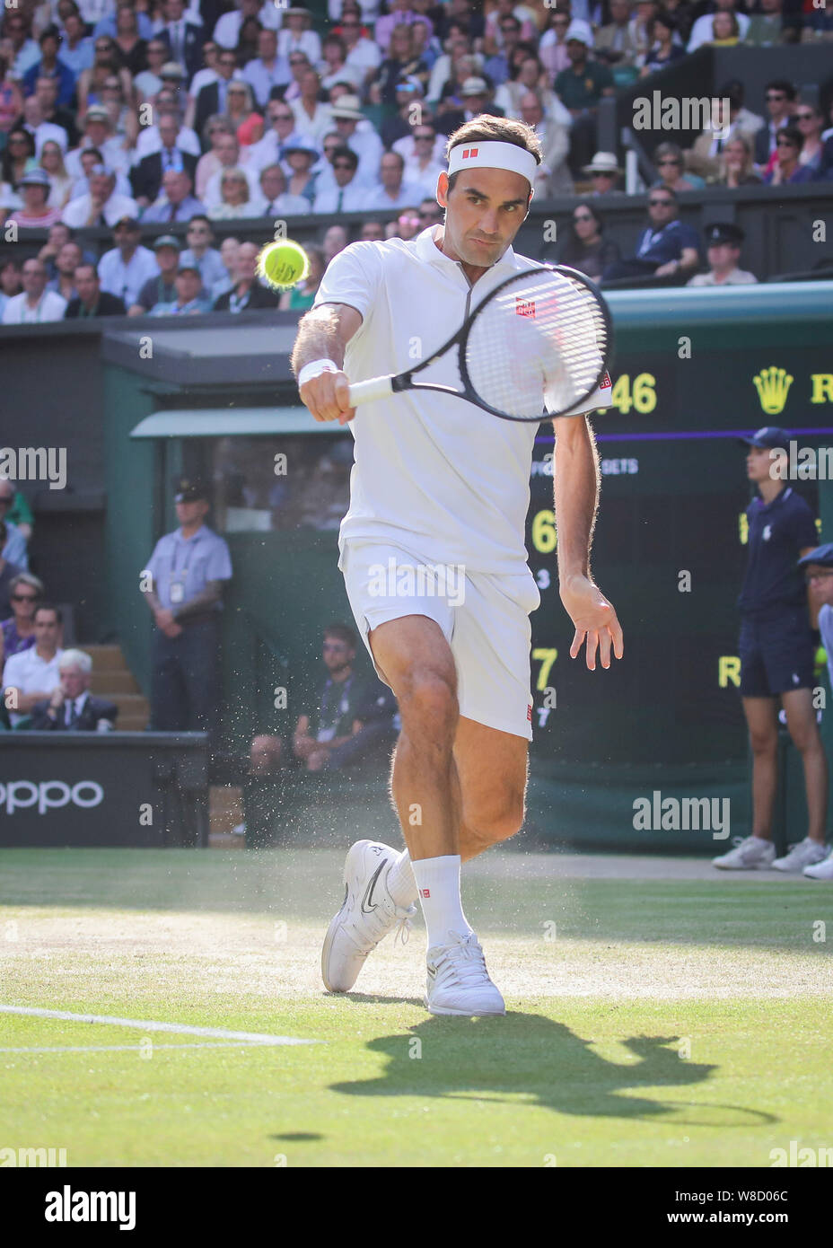 Schweizer Tennisspieler Roger Federer spielen Rückhand geschossen während 2019 Wimbledon Championships, London, England, Vereinigtes Königreich Stockfoto