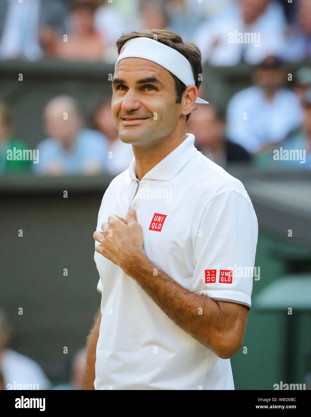 Seitenansicht der schweizer Tennisspieler Roger Federer lächelnd nach seinem Match während 2019 Wimbledon Championships, London, England, Vereinigtes Königreich Stockfoto