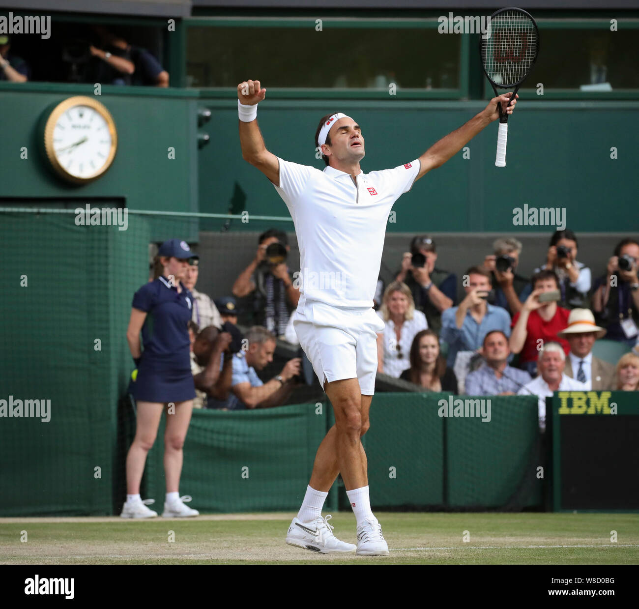 Schweizer Tennisspieler Roger Federer feiert seinen Sieg während 2019 Wimbledon Championships, London, England, Vereinigtes Königreich Stockfoto