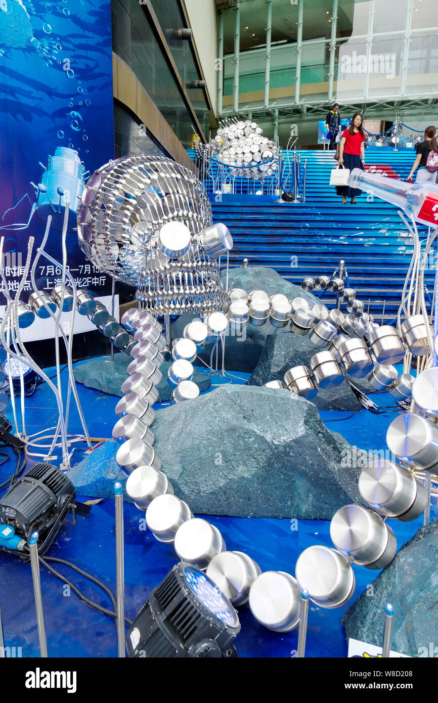 Fußgänger vorbei an riesigen Kraken und Fisch aus Kochutensilien auf Display während einer Werbeveranstaltung der Deutschen Kochgeschirr Teekocher Fissler bei Ji gemacht Stockfoto