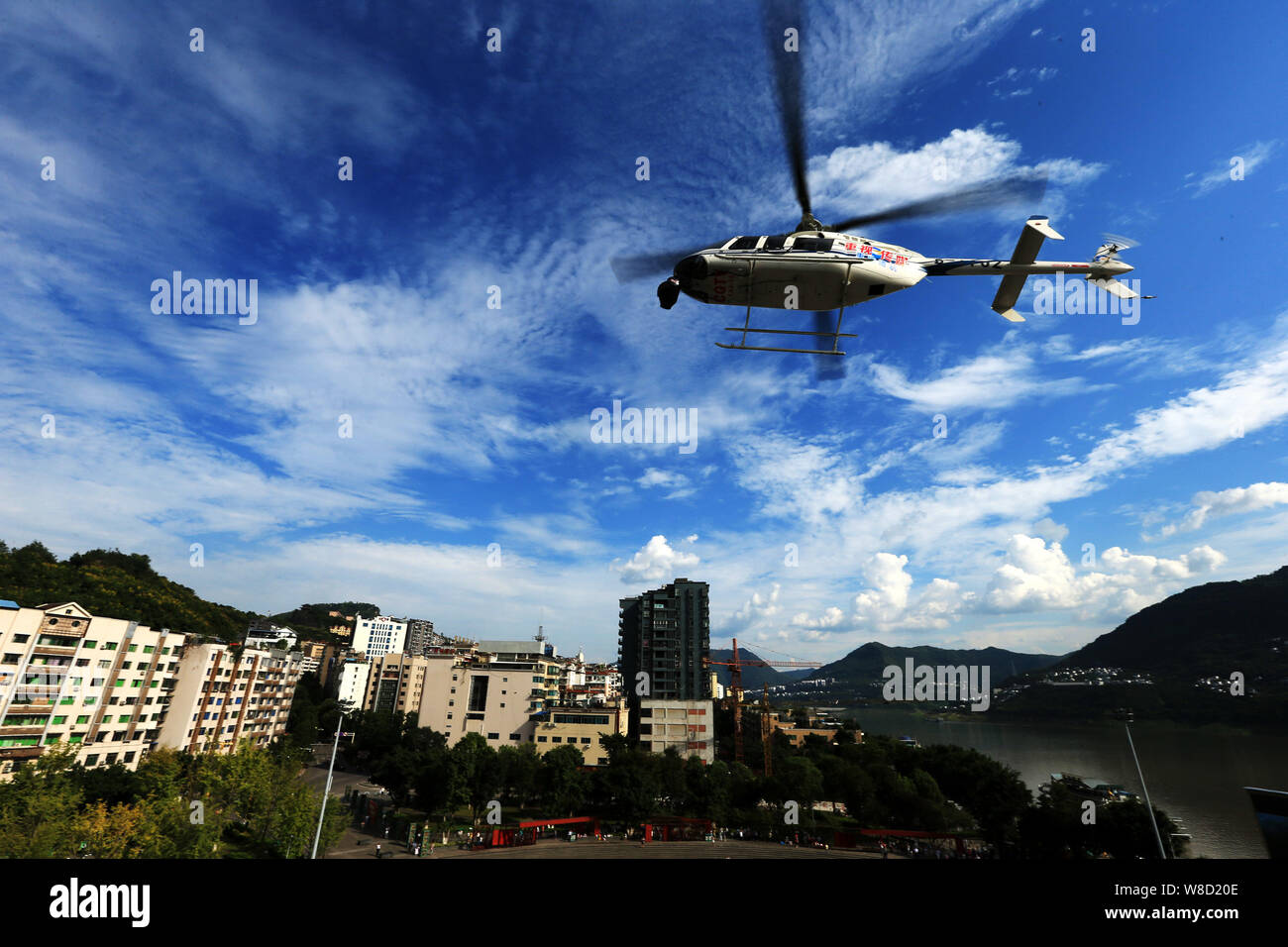 Dieses Foto zeigt die Bell 407 GX Flugzeuge, die am 14. September 2015 abgestürzt, vier Menschen getoetet, schwebende Overhead als Kamera Crew aus Chongqing TV Stockfoto