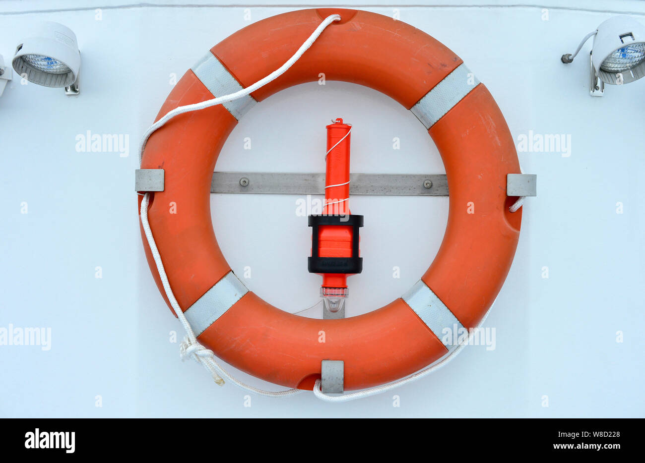 Darss, Deutschland. 09 Mai, 2019. Ein rettungsring hängt an einem touristischen Schiff an der Ostsee bereit. Credit: Volkmar Heinz/dpa-Zentralbild/ZB/dpa/Alamy leben Nachrichten Stockfoto