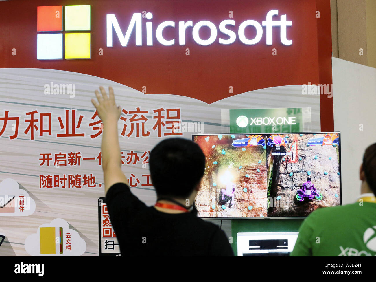 ---- Ein Besucher versucht, ein Spiel auf der Xbox eine Spielkonsole auf dem Stand von Microsoft während einer Messe in Peking, China, 27. Mai 2015. Microsoft Stockfoto