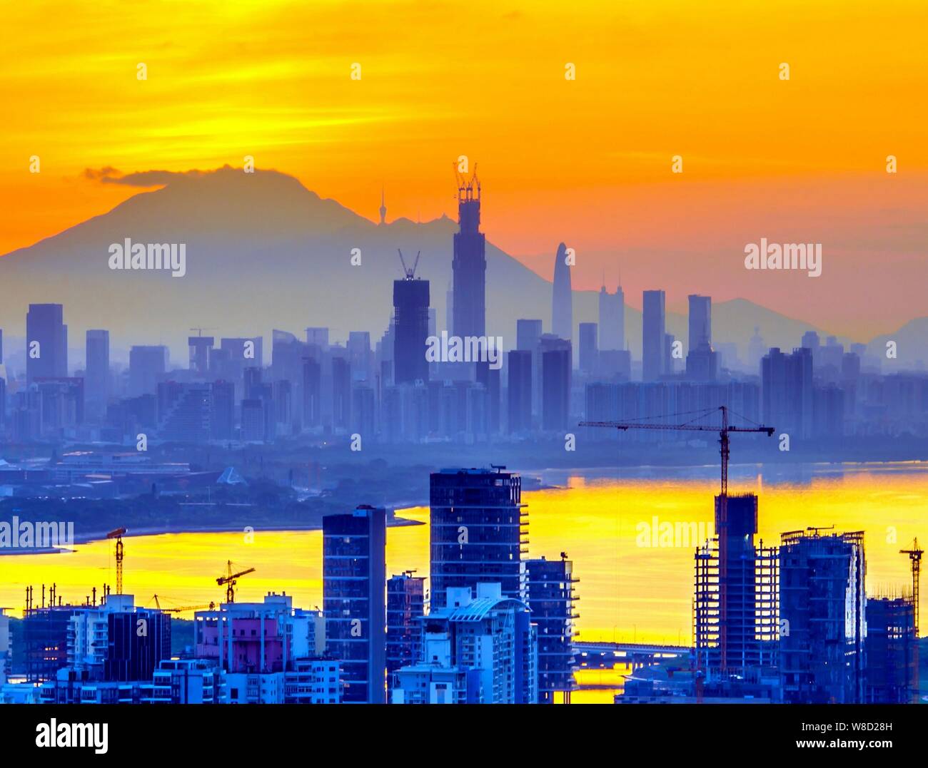 ---- Blick auf die Wolkenkratzer und Hochhäuser bei Sonnenuntergang in Shenzhen, der südchinesischen Provinz Guangdong, 15. August 2014. Die Shenzhen München Stockfoto