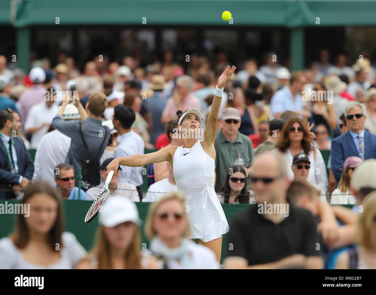 Australische Tennisspielerin Ajla Tomljanovic dienen während des Spiels von einer Masse auf außerhalb der Gerichte in 2019 Wimbledon Championships, London, E umgeben Stockfoto