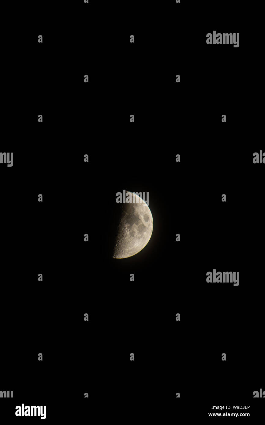 Mond im schwarzen Nachthimmel. Stockfoto