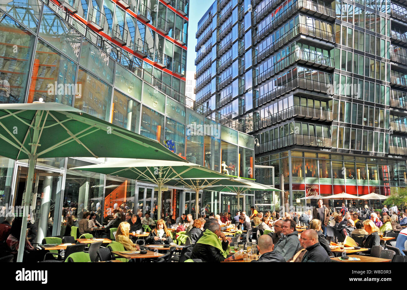 Terrasse im Sony Center, Berlin, Deutschland Stockfoto