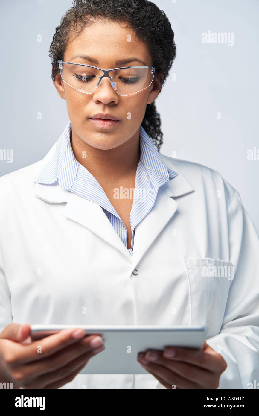 Studio Shot der weiblichen Labor Techniker arbeiten mit digitalen Tablet Stockfoto