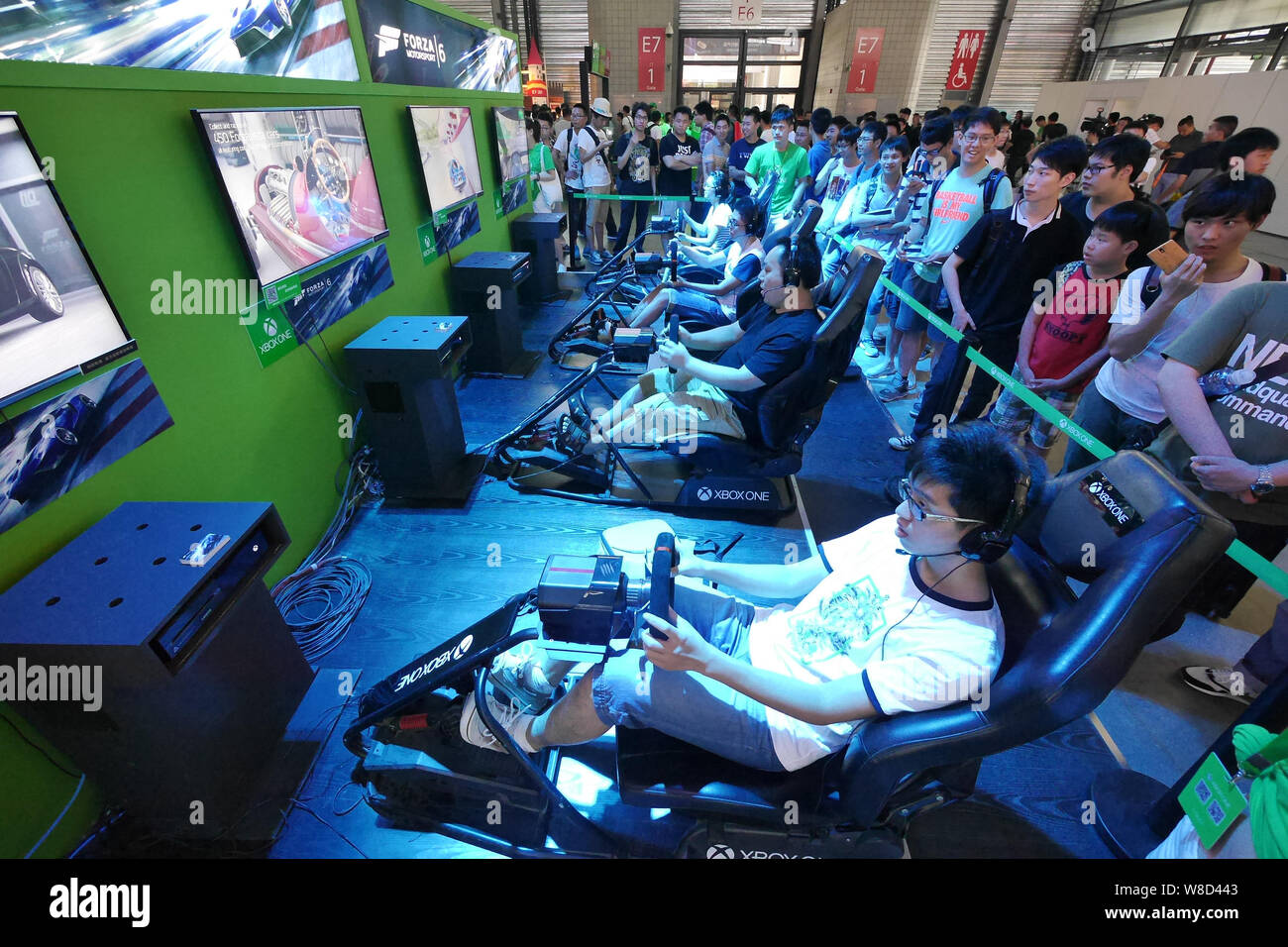 Besucher konkurrieren in einem elektronischen Racing Spiel auf Xbox Spielkonsolen während des 13 China Digital Entertainment Expo, auch als ChinaJoy 2015 bekannt, Stockfoto