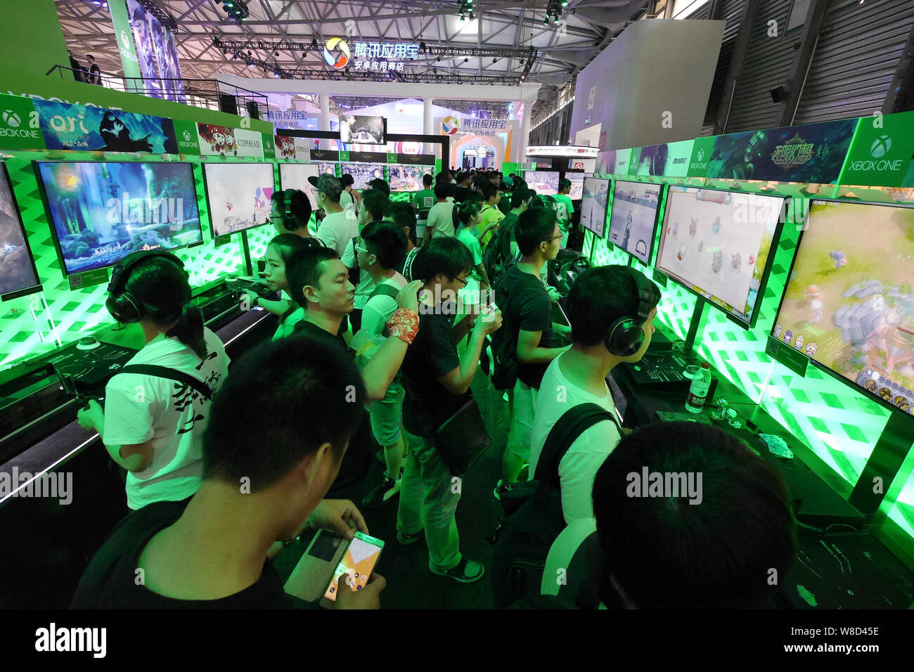 Besucher versuchen, elektronische Spiele auf Xbox Spielkonsolen während des 13 China Digital Entertainment Expo, auch als ChinaJoy 2015 bekannt, in Shanghai. Stockfoto