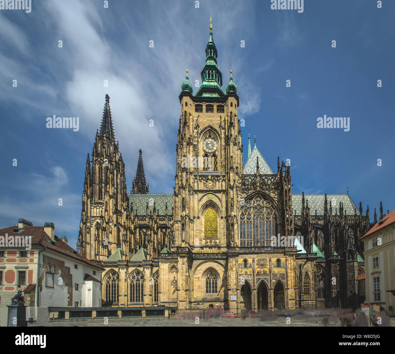 Der Metropolitan Kathedrale des heiligen Vitus oder St. Veitsdom in der Prager Burg bei einem sonnigen Tag und an keine Personen befinden. Stockfoto