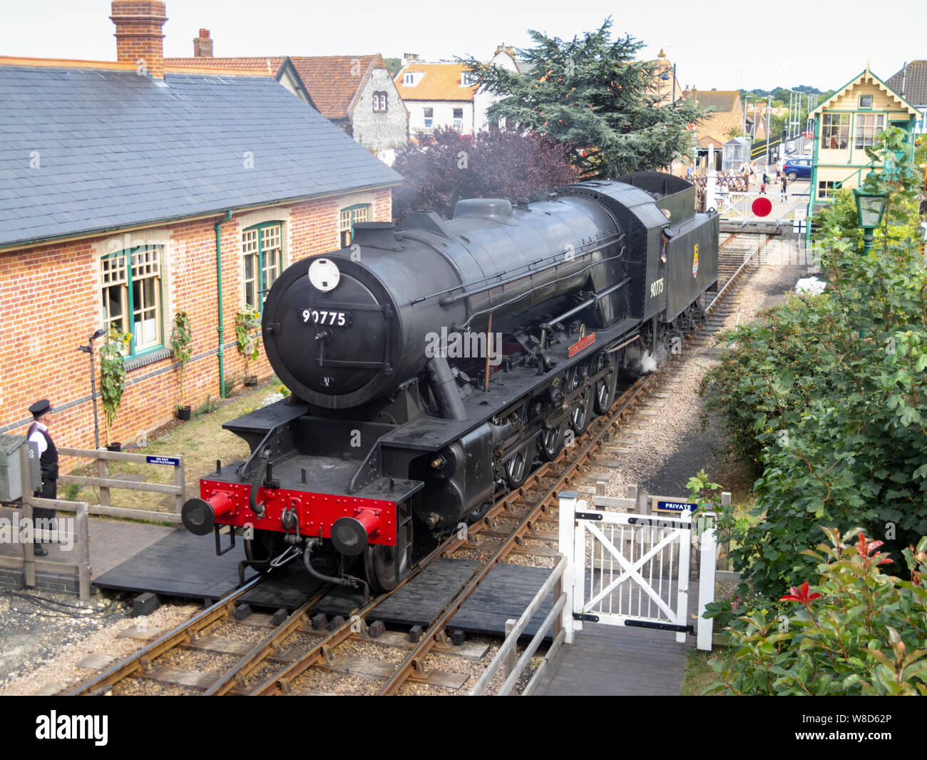 Das Royal Norfolk Regiment Lokomotive 90775, Dampfzug auf der North Norfolk Bahnhof, Sheringham UK. Hingegen ungeschärft. Stockfoto
