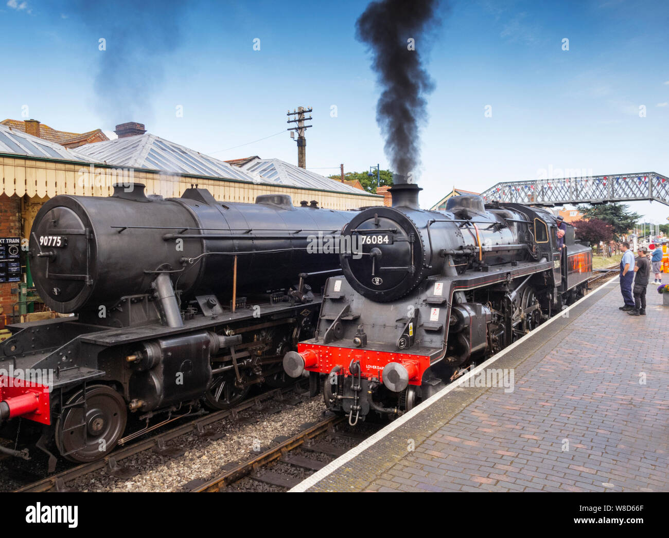 Das Royal Norfolk Regiment loco 90775, linken und unteren Darwen loco 76084 Dampfzüge auf der North Norfolk Bahnhof, Sheringham. Hingegen ungeschärft. Stockfoto