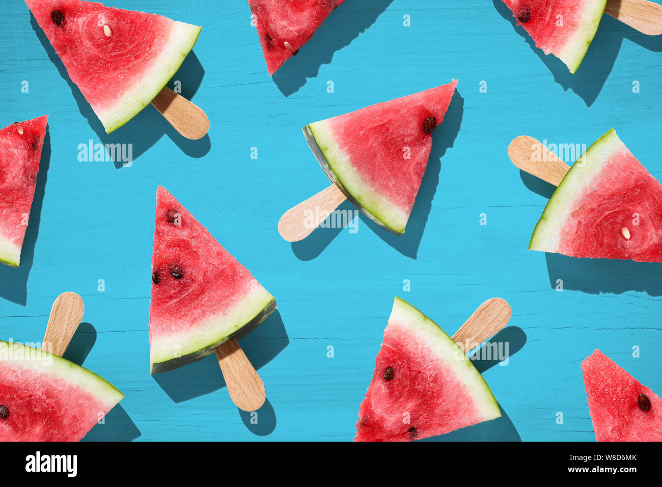 Wassermelone in Scheiben geschnitten auf farbigen Hintergrund. Ansicht von oben Stockfoto