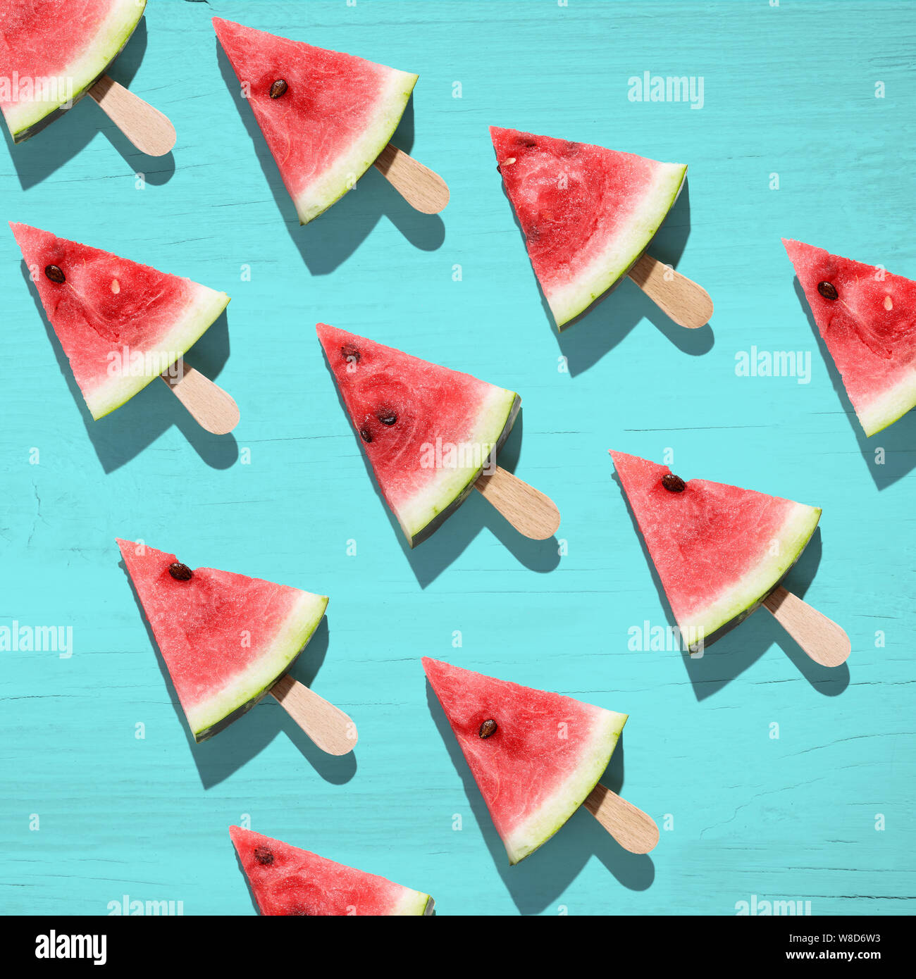 Wassermelone in Scheiben geschnitten auf farbigen Hintergrund. Ansicht von oben Stockfoto