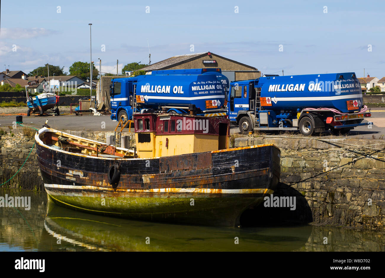 8. August 2019 einen alten Trawler am Kai mit Kraftstoffversorgung Tanker in Ardglass County Down Nordirland geparkt Stockfoto