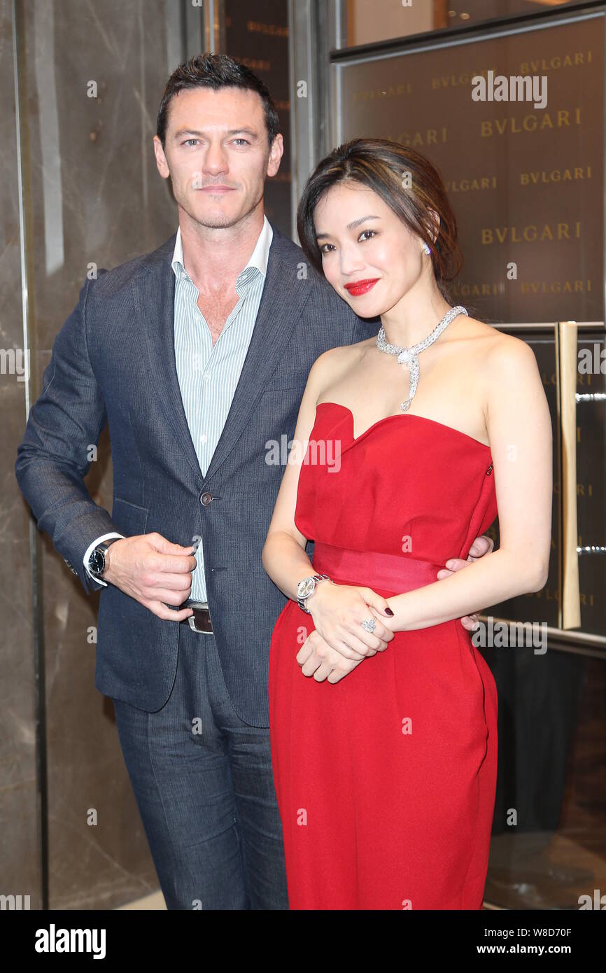 Taiwanesische Schauspielerin Shu Qi, rechts, und der britische Schauspieler Luke Evans pose bei der Eröffnungszeremonie für Bulgari's Flagship Store in Hongkong, China, 15. Januar Stockfoto