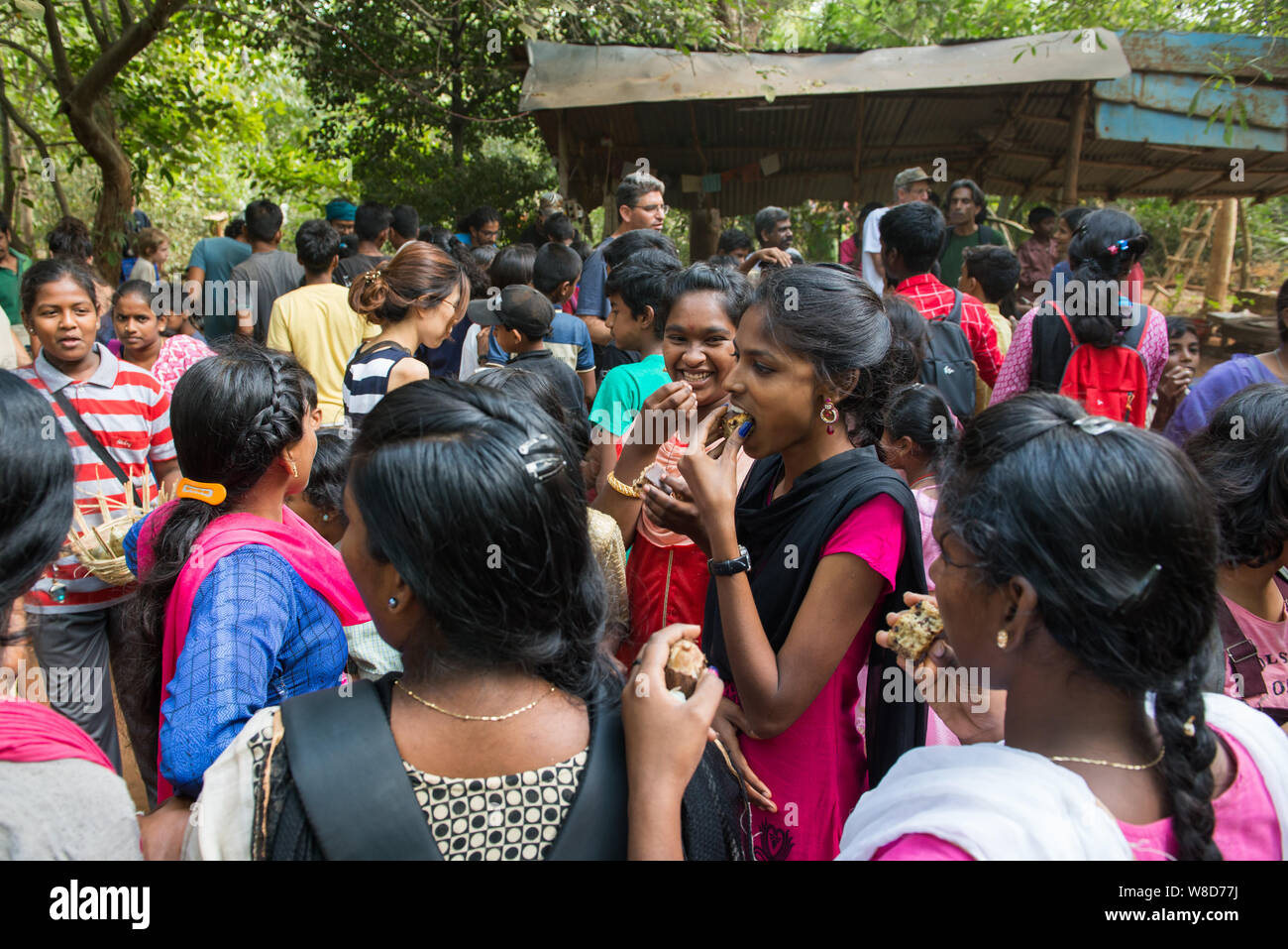 Tamil Nadu, Indien - März 2019: Mädchen Schokolade essen Kuchen während einer Food Festival Stockfoto