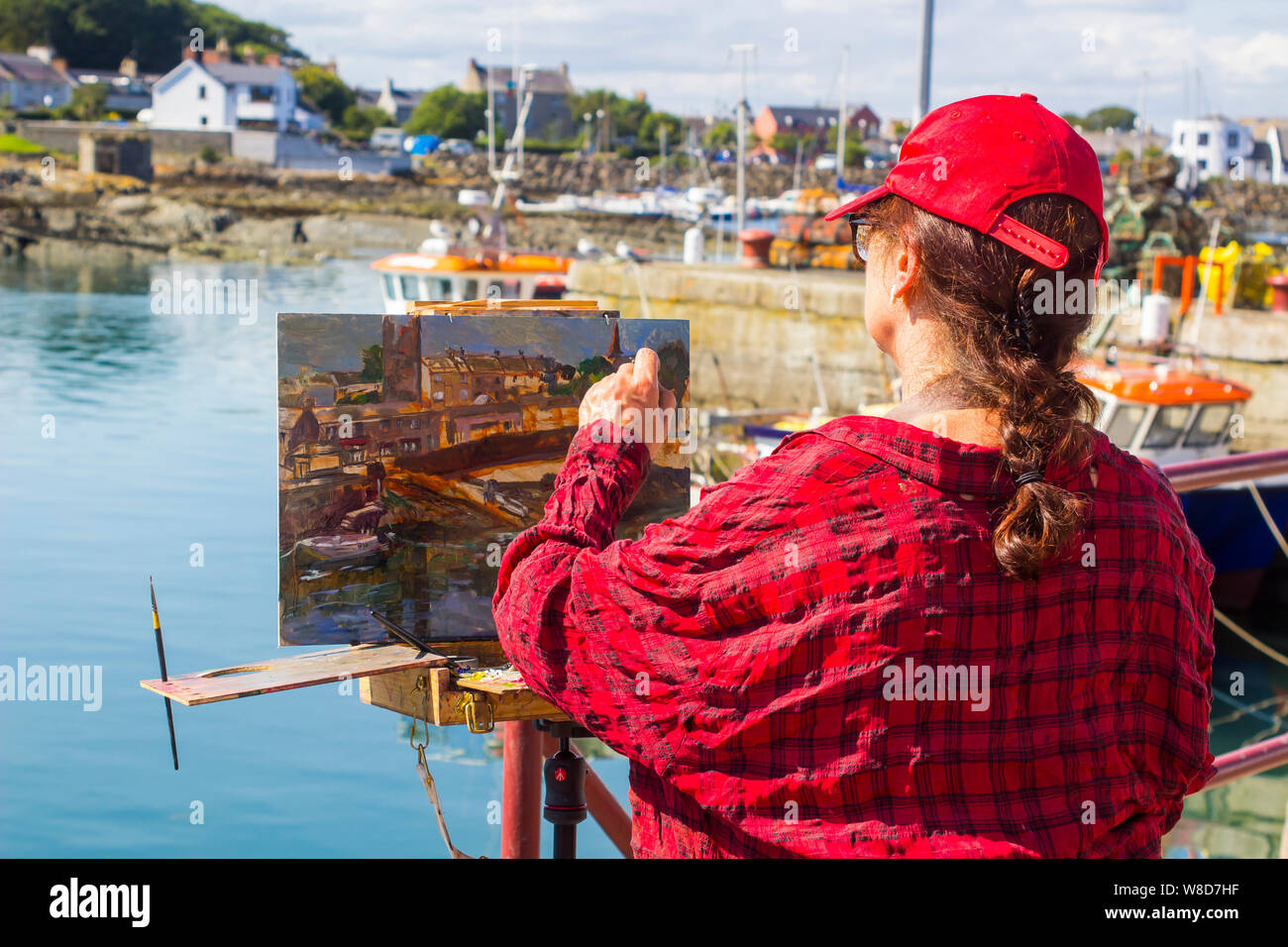 8. August 2019 ein talentierter Landschaftsmaler in Ihr Thema aufgenommen, wie Sie auf einem bunten Hafen Szene im Ardglass County Down Nordirland funktioniert. Stockfoto