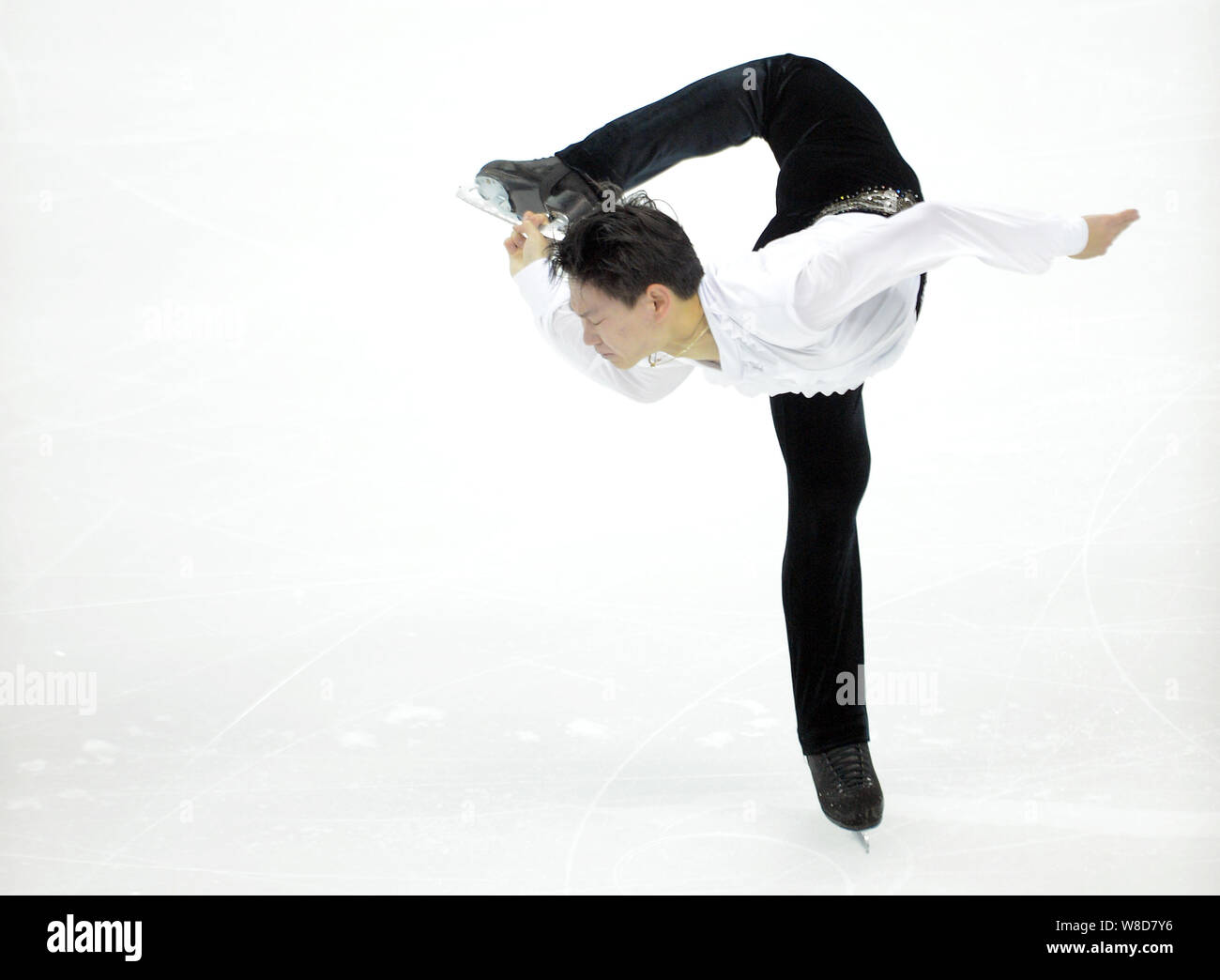 Denis 10 von Kasachstan führt während der Männer kurze Programm der ISU-Welt Eiskunstlauf-WM 2015 in Shanghai, China, 27. März 2015. Stockfoto