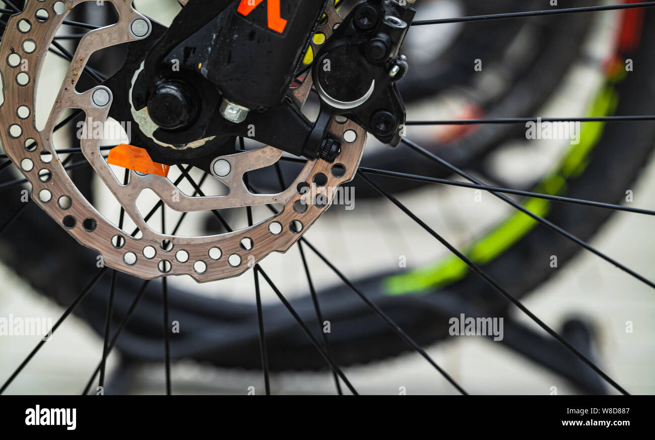 Bremsscheibe eines vorderen Fahrrad Rad. Mountainbike details, bis schließen Foto Stockfoto