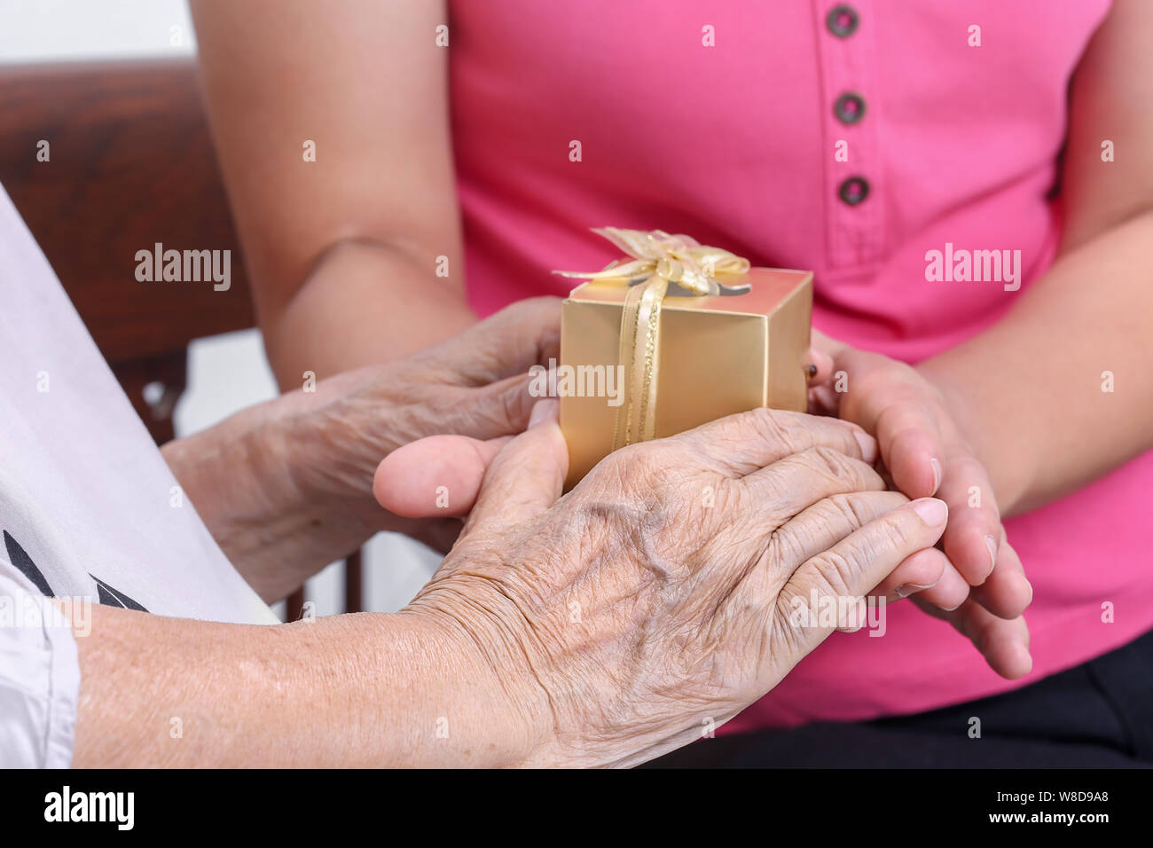 Ältere Frau ein Geschenk von Tochter Stockfoto