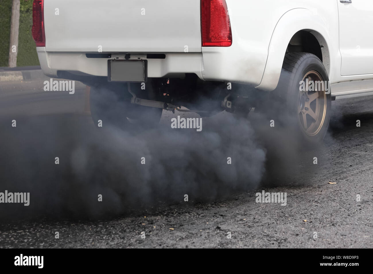 Luftverschmutzung aus Fahrzeug Auspuff unterwegs Stockfoto