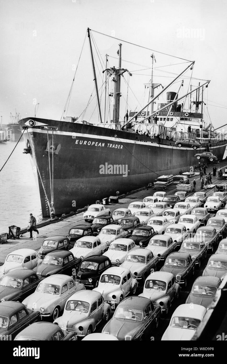 Auto Abgase von Handelsschiffen Harbor, New Jersey, 1959 nach Newark Stockfoto