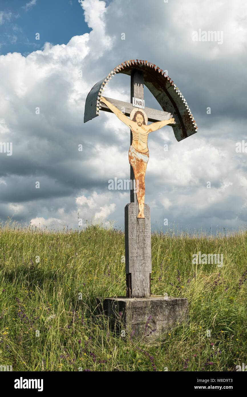 Satu Mare, Rumänien. Eine aus Holz geschnitzte wayside Kruzifix, oft an der Kreuzung der vier Tracks oder Pfade gefunden Stockfoto