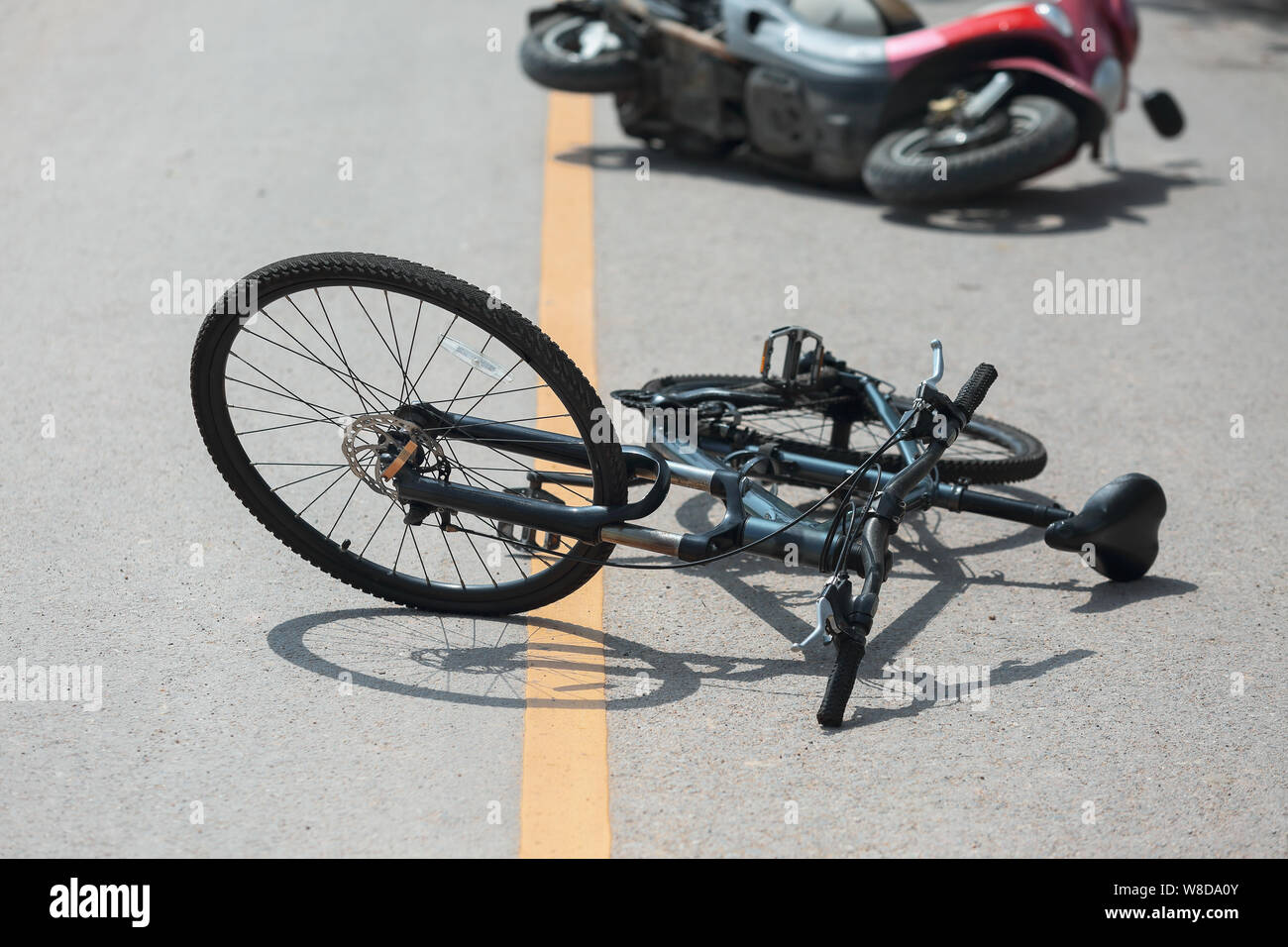 Unfall Motorrad Crash mit dem Fahrrad auf der Straße Stockfoto