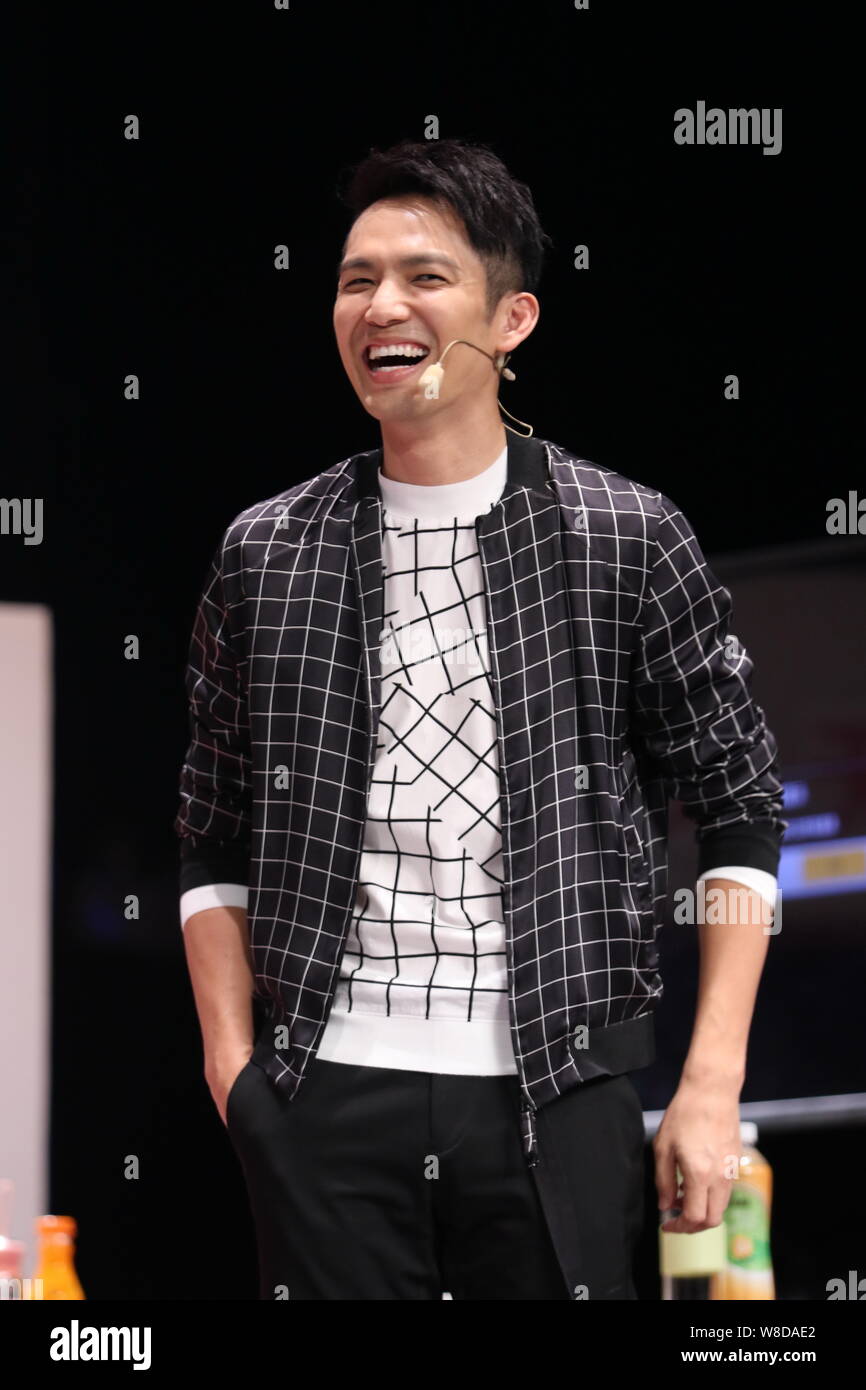 Hong Kong Schauspieler Wallace Chung lacht während einer Pressekonferenz für den TV Reality Show "zur Schule gehen" in Shanghai, China, 15. Juli 2015. Stockfoto