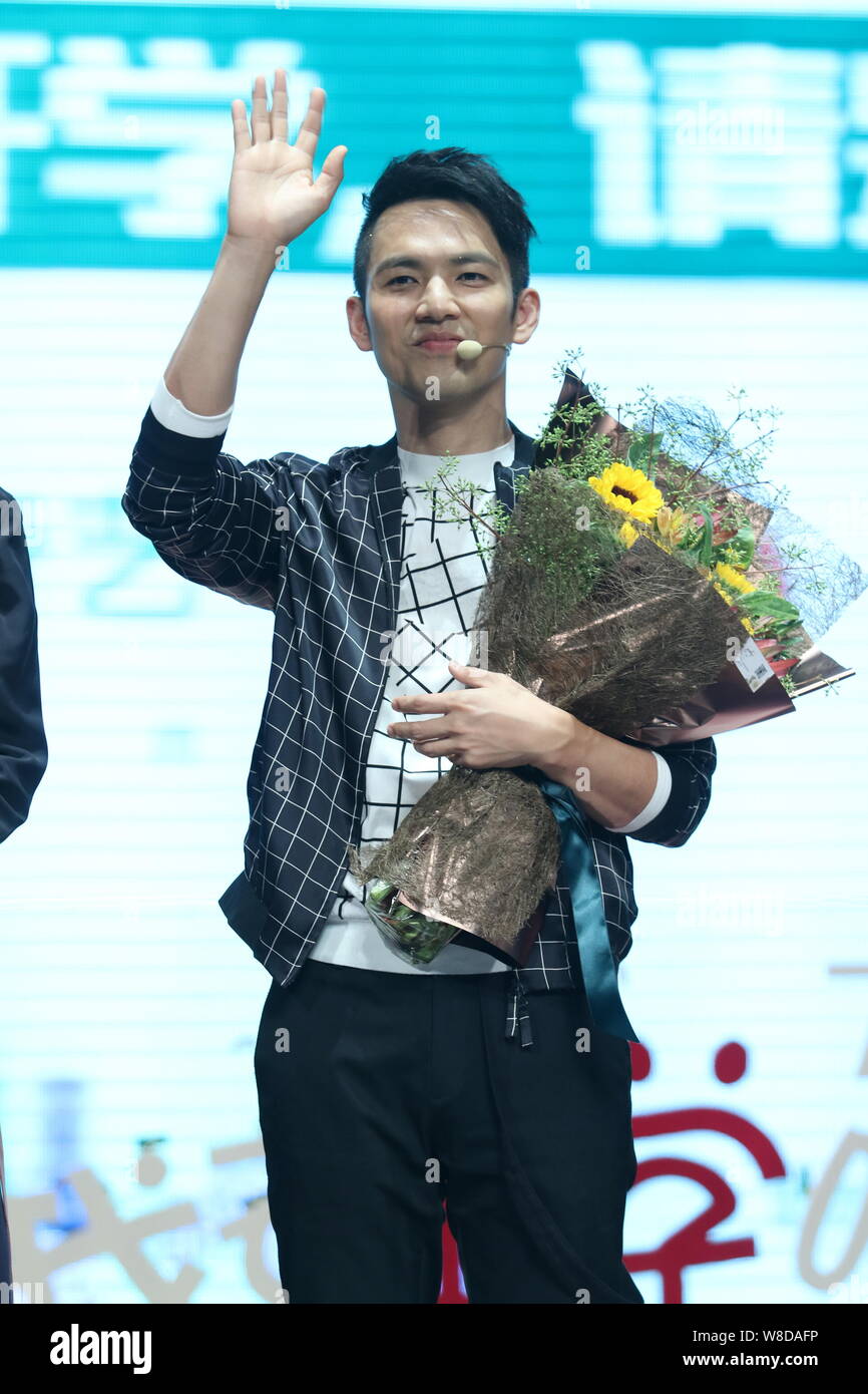Hong Kong Schauspieler Wallace Chung Wellen während einer Pressekonferenz für den TV Reality Show "zur Schule gehen" in Shanghai, China, 15. Juli 2015. Stockfoto