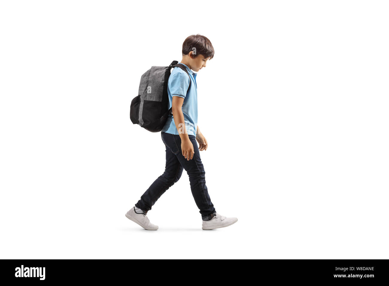 Volle Länge Profil Schuß eines traurigen Schüler gehen mit seiner Hand auf weißem Hintergrund Stockfoto