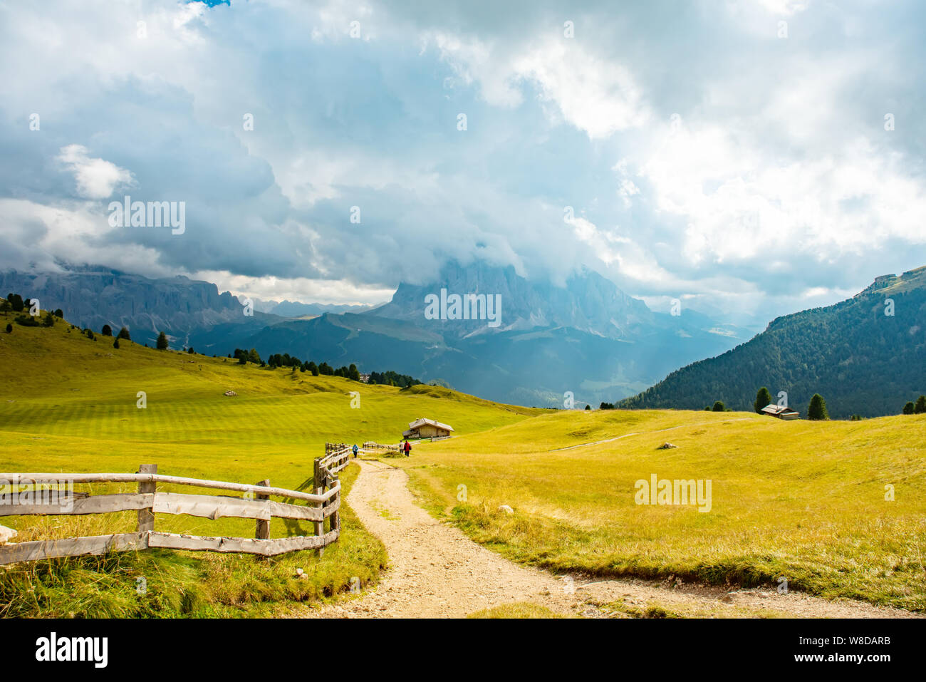 Sommer Landschaft der Dolomiten mit touristischen Straße, Puez Geisler, Südtirol, Dolomiten, Italien Stockfoto