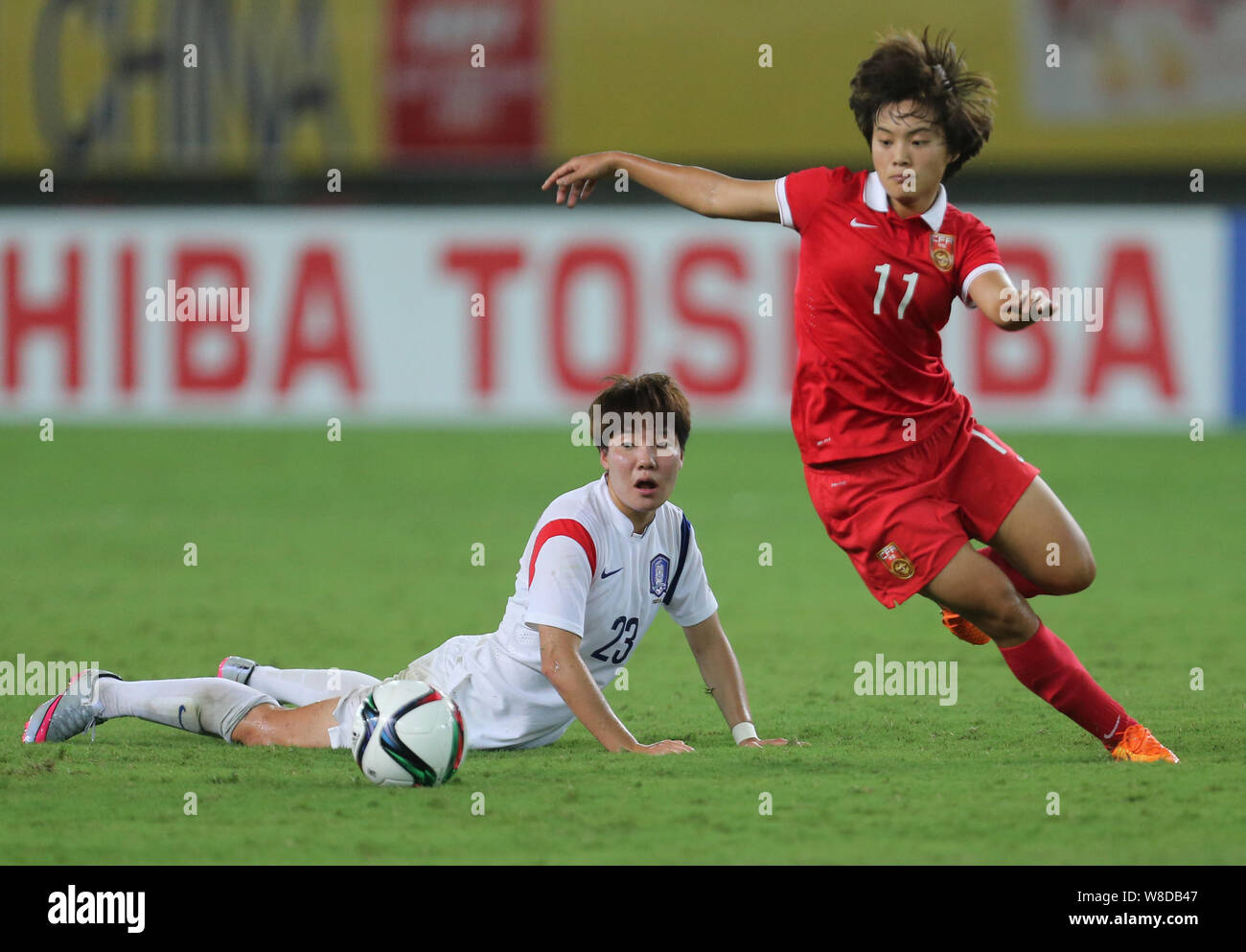 Wang Shuang des Chinesischen Nationalen Frauen Fußball-Team, rechts, bricht durch Lee Geum Min des Koreanischen nationalen Frauen Fußball Team durin Stockfoto