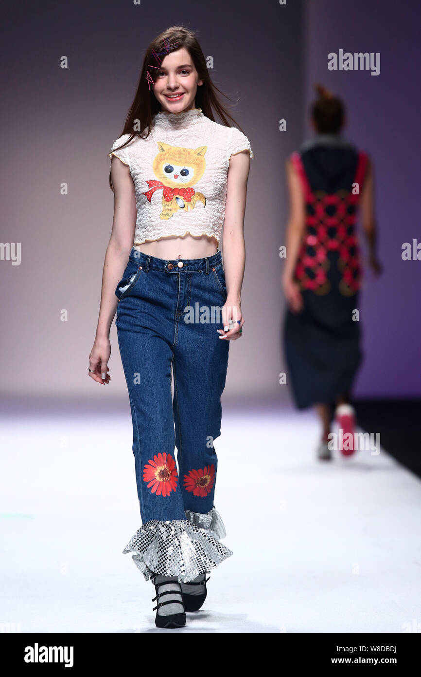 Ein Modell zeigt eine neue Schöpfung durch Chinesische Designer Dong Liang im Museum der Freundschaft fashion show während der Shanghai Fashion Week Frühjahr/Sommer Stockfoto